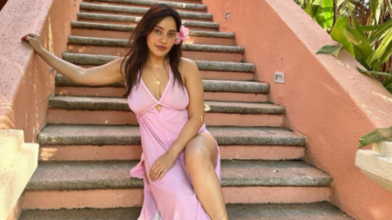 Neha Sharma ने हॉट गाउन पहन सीढ़ियों पर दिए पोज, एक्ट्रेस की खूबसूरती पर फिदा हुए यूजर्स Neha Sharma ने हॉट गाउन पहन सीढ़ियों पर दिए पोज, एक्ट्रेस की खूबसूरती पर फिदा हुए यूजर्स