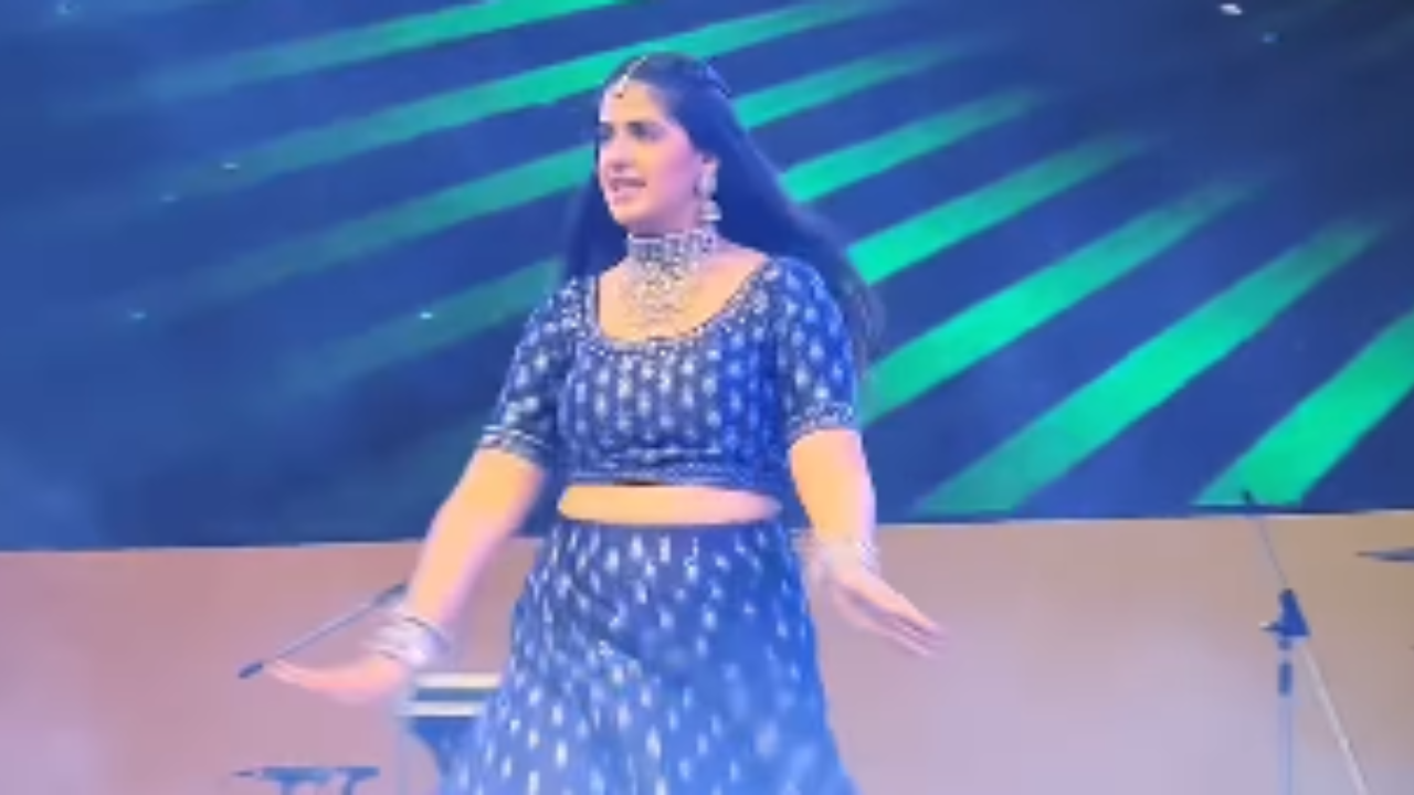 हरियाणवी डांसर Pranjal Dahiya ने लहंगा पहनकर मनमोहक डांस किया और इस वीडियो को देख फैन्स हैरान रह गए| हरियाणवी डांसर Pranjal Dahiya ने लहंगा पहनकर मनमोहक डांस किया और इस वीडियो को देख फैन्स हैरान रह गए|