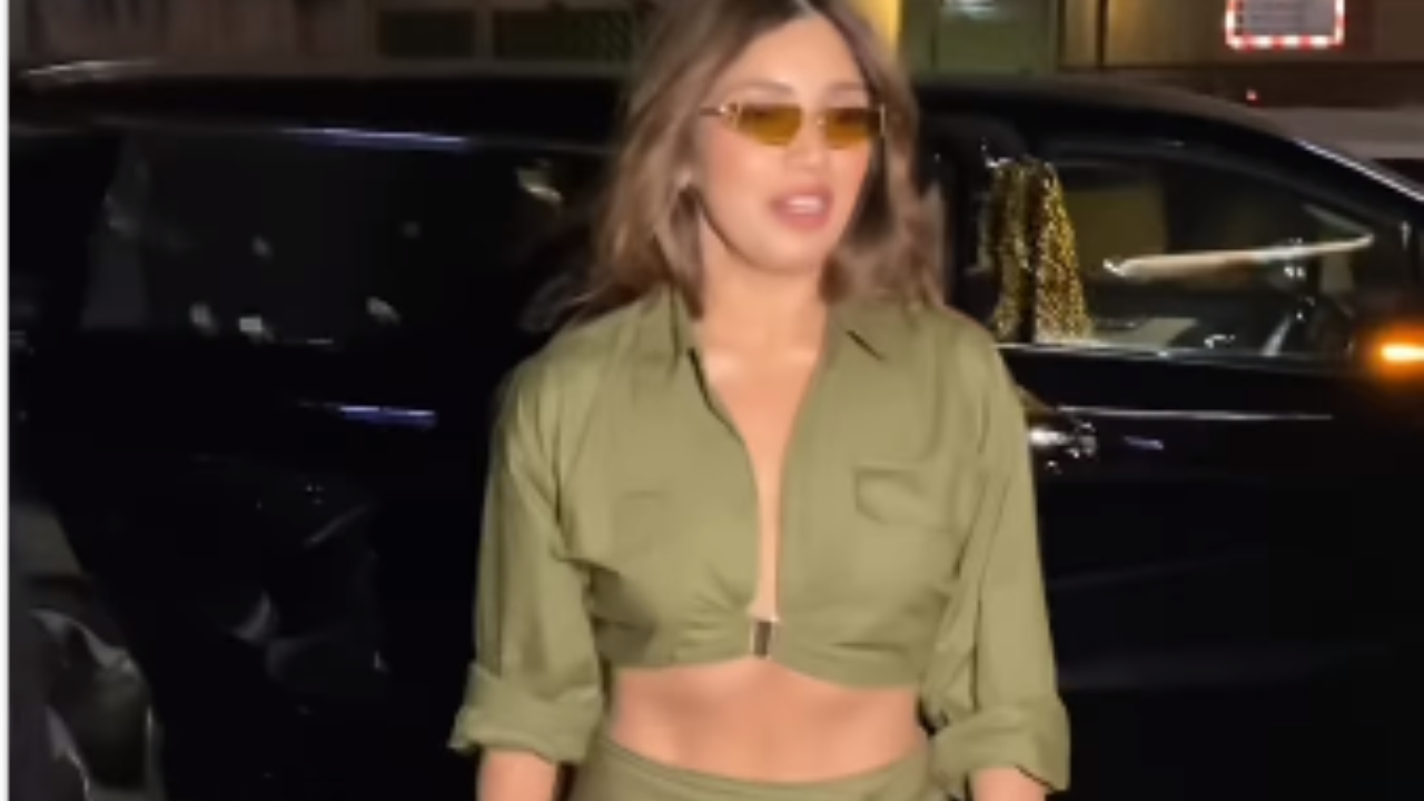 Bhumi Pednekar Spotted: Bhumi Pednekar के लुभावने पोज! यूजर ने कहा- प्रियंका चोपड़ा की सस्ती कॉपी Bhumi Pednekar Spotted: Bhumi Pednekar के लुभावने पोज! यूजर ने कहा- प्रियंका चोपड़ा की सस्ती कॉपी